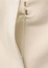 Short de tiro medio con diseño recto, confeccionado en una mezcla de algodón y lino. Cuenta con cierre delantero de botón, gancho y cremallera ocultos, dos bolsillos laterales y dos bolsillos de ribete en la parte posterior. Incluye forro interior de viscosa.