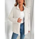Campera de corderito color blanco, con cuello alto, cierre frontal completo y un bolsillo en el pecho con cierre.
