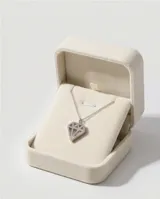 Collar de plata 925 con dije en forma de diamante pavé, adornado con circonias brillantes.