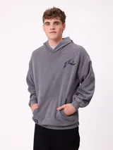 Canguro con capucha de estilo urbano, color gris con efecto lavado, confeccionado en tejido de algodón y poliéster. Presenta bolsillo frontal tipo canguro, puños y ruedo acanalados, y el logo de la marca estampado en el pecho.