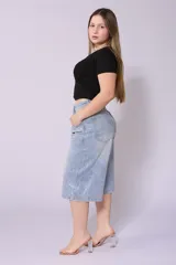 Bermuda de jean celeste con corte ancho y detalles de brillos blancos.