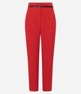 Pantalón de sastrería corte carrot, color beige, con cintura alta, pinzas frontales y cinturón fino incorporado con hebilla metálica.