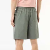Bermuda chino color verde militar, de corte clásico con bolsillos laterales y cintura ajustable con cordón.