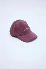 Gorra clásica color bordó con efecto lavado, pespuntes blancos y bordado frontal con texto "UNFRM CLUB 1956".