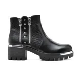 Bota corta negra de cuero sintético con textura de reptil en los laterales. Tiene cierre de cremallera plateada en el lateral interno y detalle de cremalleras decorativas en el lateral externo. El taco es ancho y bajo, con detalle plateado en el borde superior. La suela es de goma con dibujo antideslizante.