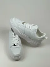 Championes blancos de estilo urbano, con suela de plataforma y cordones.