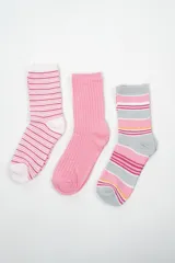 Pack de tres pares de medias de caña media. Un par a rayas horizontales rosas y blancas, un par rosa liso con textura acanalada y un par a rayas horizontales rosas, blancas y grises.