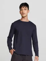 Remera de manga larga con cuello redondo a la base, de corte clásico y diseño liso.