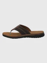 Sandalia tipo ojota Hush Puppies, con capellada de poliuretano en color marrón oscuro, costuras reforzadas y suela de poliuretano negra con plantilla ergonómica.