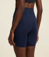 Bermuda deportiva azul de poliamida, con cintura alta y corte ajustado.