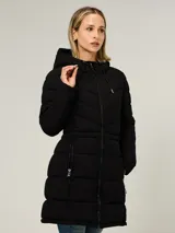 Campera acolchada de largo medio con capucha ajustable mediante cordones. Presenta cierre frontal de cremallera, dos bolsillos laterales con cierre y diseño de costuras horizontales. Incluye logo de la marca en el pecho.