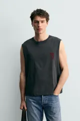 Musculosa de corte relajado en color negro con efecto lavado. Presenta cuello redondo, sisas amplias con acabado irregular y estampado gráfico de Jurassic Park en el frente y la espalda.