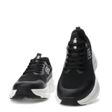 Championes de running Umbro Dynamen para hombre, color negro con suela blanca y detalles plateados en los laterales.