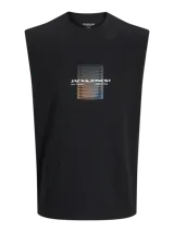 Musculosa negra de algodón Better Cotton, con cuello redondo y corte relajado. Estampado frontal con el logo de la marca Jack & Jones y un diseño geométrico con efecto degradado.