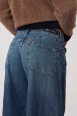 Jean de tiro medio con silueta amplia y corte recto, confeccionado en denim color gris oscuro con efecto lavado.