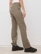 Pantalón de vestir azul marino, marca Zac & Rachel, con pretina con broche interno y cierre metálico. Delantera con bolsillos simulados y trasera con bolsillos ojal.