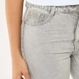 Jean de corte recto y tiro medio, confeccionado en denim de algodón color gris claro con acabado lavado.