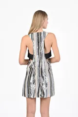 Vestido corto con lentejuelas a rayas en tonos plateado, negro y dorado.