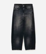 Pantalón de jean con corte baggy balloon, de tiro medio y diseño amplio con efecto de lavado oscuro tipo dirty. Cuenta con cierre frontal, pasantes para cinturón y bolsillos funcionales.