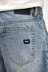 Jean de corte holgado en cadera, cintura y piernas, con un lavado claro y diseño de estilo relajado.