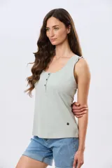Musculosa lisa de color verde claro, con escote redondo, cierre frontal parcial con botones y detalle de volados en los tirantes.