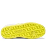 Championes Saucony Jazz Court para dama, color blanco con detalles en amarillo, interior con estampado animal print y cordones color salmón.