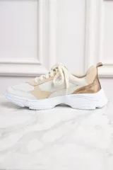 Zapatillas urbanas de cuero color blanco y beige, con suela chunky blanca.