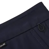 Short negro de vestir, con bolsillos laterales y traseros, trabillas para cinturón y cierre con botón.