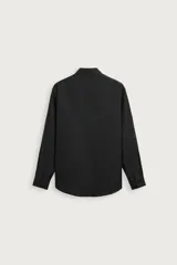 Camisa negra de corte regular fit, cuello italiano, manga larga con puño abotonado y cierre frontal con botones.