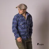 Camisa de manga larga con estampado de tartán en tonos azul marino, rojo y blanco. Confeccionada en 100% lana, con cuello abotonado y puños con botón. Corte clásico.