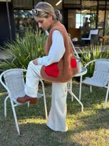 Bota de caña media color óxido, confeccionada en cuero, con plataforma y taco cuadrado texturizado, punta cuadrada y cierre lateral.