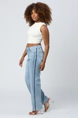 Pantalón de jean celeste de corte wide leg con licra y una franja azul marino a los costados.