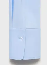 Camisa de corte entallado confeccionada en popelín de algodón con elastano. Presenta cuello camisero clásico, cierre frontal con botones y mangas largas con puños abotonados.