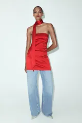 Vestido corto de satén color rojo, con escote recto, hombros descubiertos y detalle de foulard en el mismo tejido.