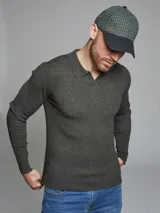 Sweater de punto color gris oscuro, con cuello polo y mangas largas.
