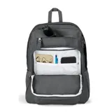 Mochila JanSport color gris con múltiples bolsillos y compartimentos, incluyendo funda interna para laptop de 15 pulgadas. Tiene una capacidad de 27 litros y un peso de 300 gramos.