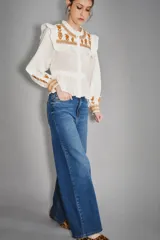 Pantalón de jean estilo oxford, de tiro medio y corte amplio en las piernas, en un tono azul medio clásico.