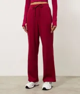 Pantalón deportivo Get Over de corte recto en color verde oscuro, confeccionado en microfibra elastizada. Cuenta con cintura elástica con lazo ajustable del mismo tejido y bolsillos frontales.
