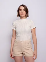 Short color beige con finas rayas verticales marrones, de tiro alto, con cuatro bolsillos, cierre y botón metálico.