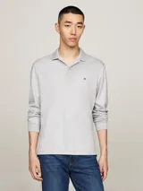 Chomba de manga larga Tommy Hilfiger color gris, confeccionada en algodón. Tiene cuello tipo polo, cartera de dos botones y logo bordado en el pecho.