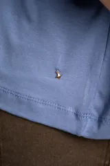 Remera celeste de corte amplio con mangas cortas con volados.