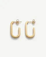 Caravanas tipo argolla de forma rectangular, fabricadas en acero con acabado dorado.