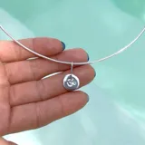 Dije redondo de plata 925 con el símbolo Om grabado.