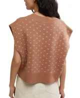Chaleco corto color marrón con estampado de corazones color lila y escote en V.