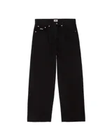 Jean de corte baggy con diseño clásico de cinco bolsillos, confeccionado en denim de algodón resistente. Presenta cierre de botón y bragueta con cremallera, con detalle de logo bordado en el bolsillo monedero.