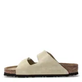 Sandalias Birkenstock modelo Arizona con doble tira ajustable de gamuza en color marrón claro, plantilla anatómica de corcho y suela de goma antideslizante.