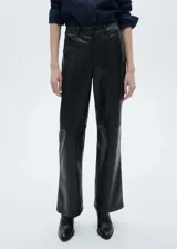 Pantalon de tiro alto con efecto piel, diseño recto y largo. Cuenta con cierre de cremallera y botón, trabillas para cinturón y cinco bolsillos.