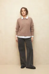 Sweater gris de punto con diseño tramado.