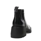 Bota de caña baja marca Bottero, confeccionada en cuero negro con acabado brillante. Presenta cierre lateral, puntera redondeada y suela track robusta con taco cuadrado.