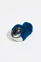 Anillo con diseño de perro en acabado flocado color azul, con detalles de ojos en cristal.